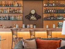 Sao Miguel Park Hotel auf Sao Miguel, stilvolle Hotelbar mit großer Auswahl an Getränken und gemütlicher Atmosphäre.