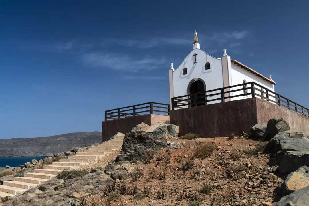 Die Kapelle Nossa Senhora de Fátima thront auf einem Felsen über dem Atlantik bei Sal Rei auf Boa Vista.