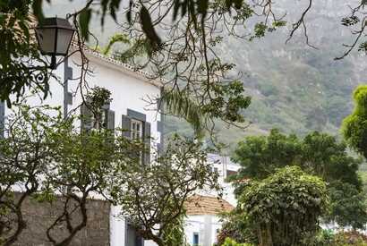 Weißes Kolonialhaus umgeben von üppigem Grün auf der Kapverden-Insel Brava.