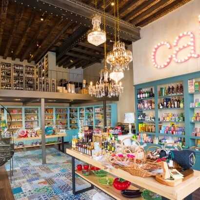 Volle Regale und viele Lieblingsstücke und Leckereien können hier in Lissabon geshoppt werden.