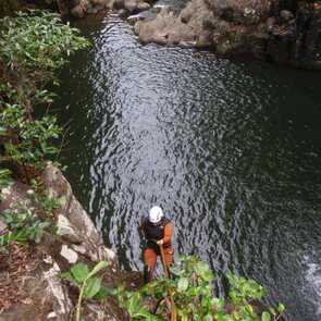 Canyoning-abseilen-wasserfall-flores