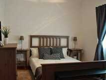 Casa da Cascata auf Flores, gemütliches Schlafzimmer mit Holzmöbeln und natürlichem Licht.