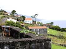 Idyllische Aussicht auf grüne Hügellandschaft und traditionelle Häuser mit Terrasse zum Entspannen – Ihr Traumurlaub mit picotours.