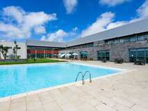 Colombo Hotel auf Santa Maria: Modernes Hotel mit großer Poolanlage, Sonnenschirmen und Liegen – ideal für entspannte Ferientage