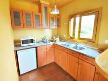 Quinta dos Curubas auf Sao Miguel, gemütliche und voll ausgestattete Küchenzeile mit natürlichem Licht, ideal für Selbstversorger bei picotours.