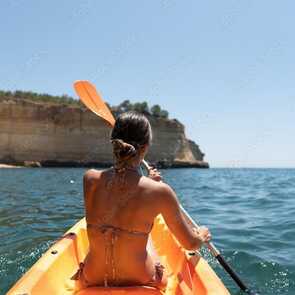 Erkunden Sie die beeindruckenden Felsformationen und Strände von Albufeira bei einer Kayak-Tour.