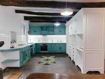 Senhora do Carmo Charm House auf Sao Miguel, stilvolle Küche mit modernem Komfort und einzigartigem Charme für erholsame Urlaubstage.