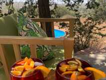 La Fora Ecolodge auf Fogo, erfrischende Sangria genießen auf der Terrasse mit Ausblick in die Natur