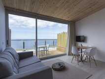 Modernes Ferienapartment mit Meerblick, Balkon und stilvollem Wohnbereich – Ihr Traumurlaub mit picotours.