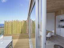 Modernes Ferienapartment mit Meerblick, privater Terrasse und stilvoller Einrichtung – perfekt für entspannte Auszeit mit picotours.