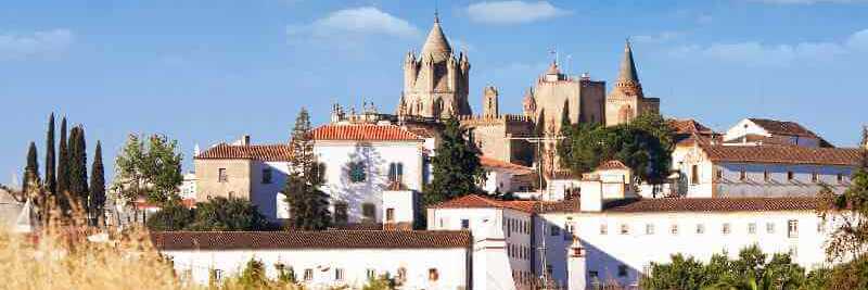 Blick auf die historische Altstadt von Évora mit der Kathedrale Sé de Évora im Herzen des Alentejo.