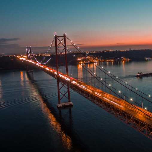 Die Fahrt über die legendäre Ponte 25 Abril ist ein Highlight der Portugal Route Richtung Süden