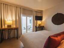 Quinta da Abelheira auf Sao Miguel, gemütliches und stilvolles Zimmer mit Terrasse für erholsamen Komfort.