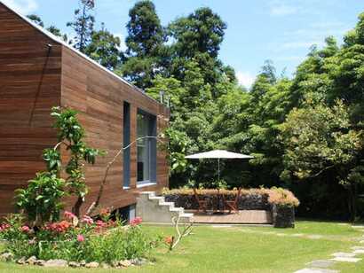 Quinta da Mo auf Sao Miguel – Moderner Holzbungalow in üppiger Natur mit gemütlicher Terrasse, ideal für erholsame Urlaubstage.