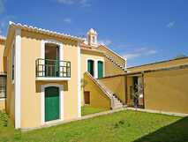 Quinta das Merces: Traditionelle Unterkunft auf Terceira mit sonnigem Innenhof – Ihr charmanter Rückzugsort bei Picotours