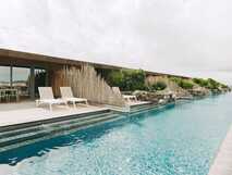 Santa Barbara Eco Beach Resort auf Sao Miguel, modernes Eco-Resort mit großzügigem Pool und stilvollen Terrassen zum Entspannen.