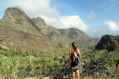 Wanderin im grünen Gebirge von Santo Antão, der schönsten Wanderinsel der Kapverden.