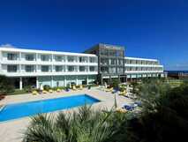 Hotel Vale do Navio auf São Miguel, modernes Hotel mit Außenpool, Sonnenterrasse und Meerblick – ideal für entspannte Urlaube.