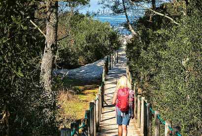 Kunden wandern auf Wegen direkt am Meer in Nordportugal