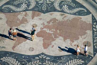 Entdeckerdenkmal in Belem in Lissabon - Die Weltkarte zu Ehren des Ferdinand Magellan von Oben