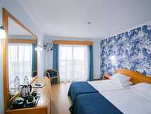 Hotel do Mar auf Sao Miguel, gemütliches Zimmer mit modernem Design und Meeresflair, perfekt für erholsame Nächte.