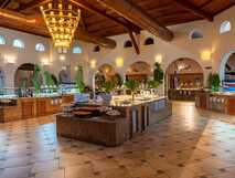 Voi Praia de Chaves Resort auf Boa Vista, einladendes Buffetrestaurant mit stilvoller Einrichtung und vielfältiger Speisenauswahl für genussvolle Urlaubsmomente.