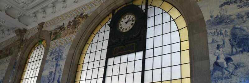 Portugals Geschichte auf Azulejo Fliesen in Portugals berühmtesten Bahnhof Sao Bento Station
