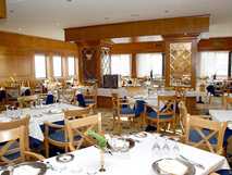 Helles, stilvolles Restaurant mit maritimem Flair – ideal für genussvolle Momente auf Ihrer Picotours-Reise.