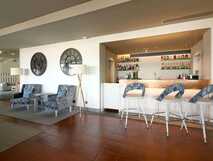 The Lince Nordeste Country & Nature Hotel auf Sao Miguel, moderne und einladende Bar mit gemütlichen Sitzgelegenheiten für entspannte Abende.