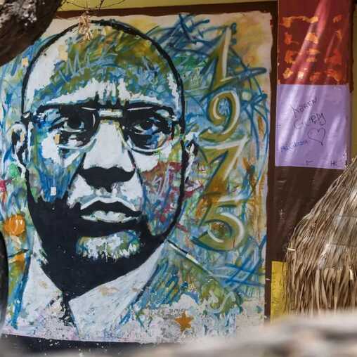 Künstlerisches Porträt von Amílcar Cabral in kräftigen Farben an einer Hauswand auf den Kapverden.