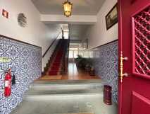 Apartamentos Sao Joao auf Faial – Charmanter Eingangsbereich mit traditionellen portugiesischen blauen Fliesen, rotem Teppich auf der Treppe und einladender Atmosphäre