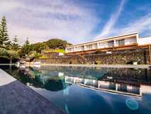 ANC Experience Resort auf Sao Miguel, modernes Resort mit großem Outdoor-Pool und idyllischem Naturambiente – perfekt für erholsame Urlaubstage.