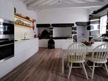 Boa Nova Hostel auf Graciosa, moderne und gemütliche Küche mit traditionellem Flair.