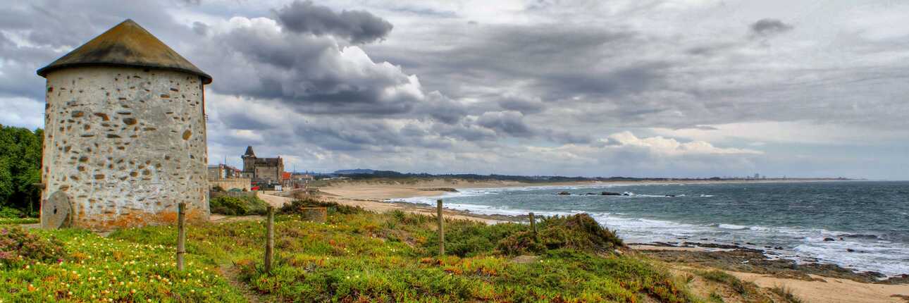 Strand an der grünen Küste Portugals