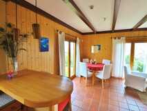 Quinta dos Curubas auf Sao Miguel, gemütlicher Essbereich mit viel Holz und natürlichem Licht für entspannte Urlaubsmomente.