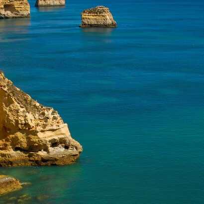 Die Algarve besticht mit ihren goldgelben Felsen und versteckten Stränden am Atlantik.
