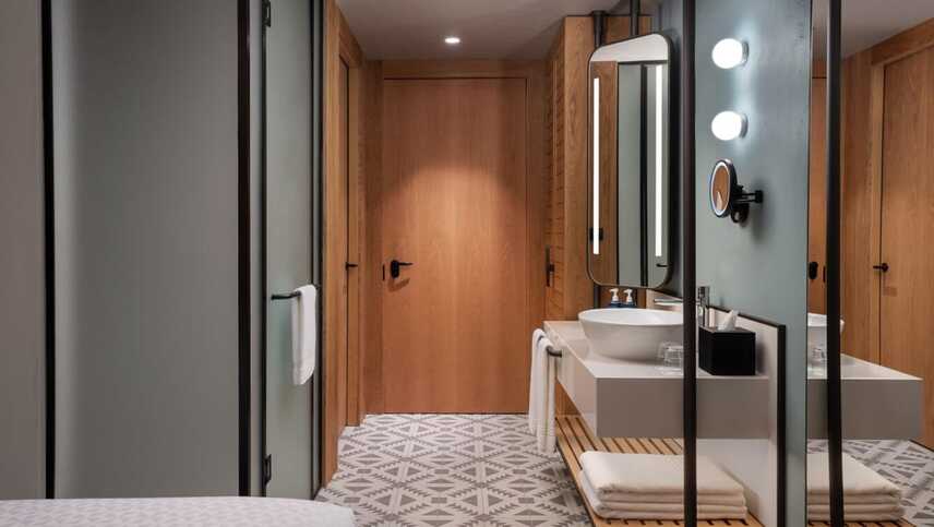 Fp-vxefp-deluxtwin-bathroom-33643 classic-hor
