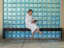 Apartamentos Acorsonho auf Sao Miguel, entspannte Atmosphäre am Indoor-Pool mit Ruhe und Lesegenuss.