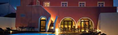 Hotel Charming Blue bei Nacht: Elegantes Boutiquehotel mit beleuchtetem Pool und stilvoller Fassade auf Santa Maria, Azoren