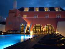 Hotel Charming Blue bei Nacht: Elegantes Boutiquehotel mit beleuchtetem Pool und stilvoller Fassade auf Santa Maria, Azoren