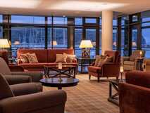 Hotel do Canal auf Faial, einladender Lounge-Bereich mit gemütlichen Sesseln und Sofas sowie Blick auf den Hafen – perfekter Ort zum Entspannen