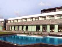 Moderner Hotelkomplex auf Graciosa mit geradliniger Architektur und großem Poolbereich vor raumhohen Glasfronten