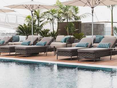 Hotel Marina Atlantico auf Sao Miguel, stilvolle Poollandschaft mit gemütlichen Liegen und entspannter Atmosphäre für erholsame Urlaubstage bei picotours.