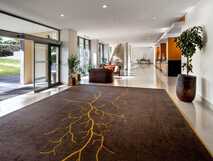 Sao Miguel Park Hotel – Elegante und helle Hotellobby mit großem Teppich, gemütlichen Sitzbereichen und modernem Empfangsbereich, ideal für Ihren komfortablen Aufenthalt auf Sao Miguel.