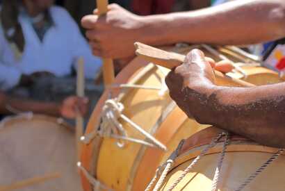 Traditionelle Trommler auf den Kapverden beim Musizieren mit großen Basstrommeln.