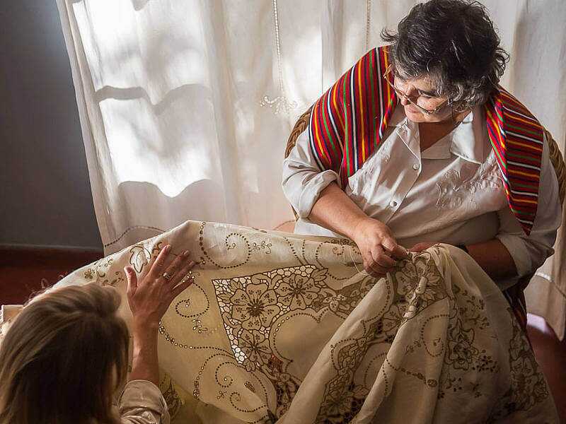 Typisch Madeira: Handgefertigte Stickereiwaren findet man in Funchal beim Shopping