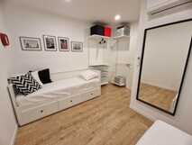 Mil e Uma Noites – Modernes, gemütliches Zimmer mit stilvoller Einrichtung, viel Stauraum und Spiegel.