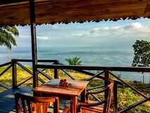 Terrasse mit Meerblick in der Mucumbli Ecolodge Sao Tome