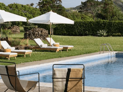 Ein weitläufiger Garten mit Pool lädt ein zum Entspannen in der Unterkunft Pico do Refugio