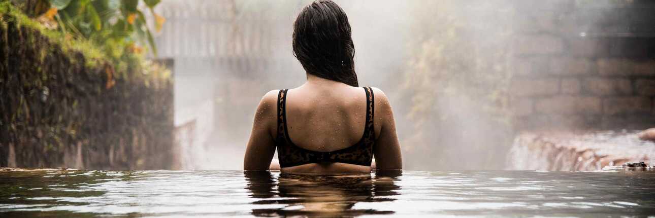 Ein magischer Moment der Erholung und ein Azoren Highlight: Eintauchen in das dampfende Thermalbad Poca da Dona Beija auf Sao Miguel.